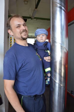 Nejmladší hasič Matěj Krytinář s tatínkem Michalem